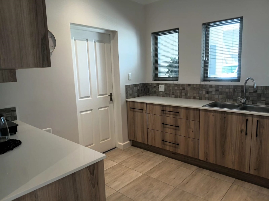 To Let 1 Bedroom Property for Rent in Kraaibosch Western Cape
